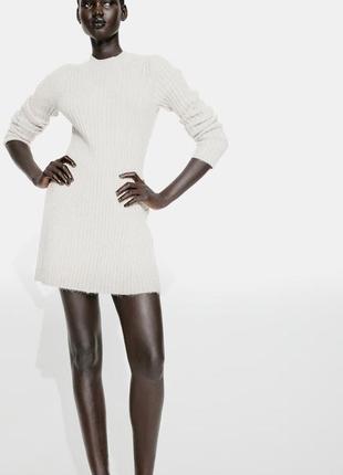 Короткое приталенное платье из мягкой ребристой вязки с полностью приталенным разрезом спереди и сзади