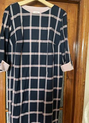 Гарне модне великого розміру плаття