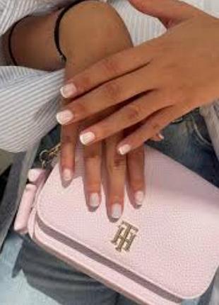 Женская розовая сумочка через плечо tommy hilfiger