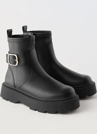 Новые черные ботинки с бляшкой zara