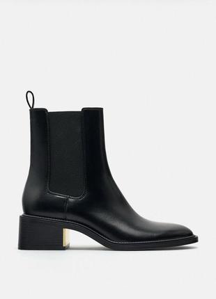 Сапоги челси ботинки зара zara с металлической детальюной широких каблуках