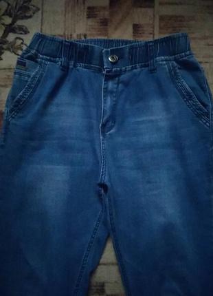 Джинсы мом