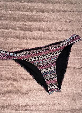 Р. 46-48/m-l женские плавки (низ от купальника) чёрного цвета с красивым бордовым и розовым узором