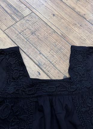 Черное мини платье с черной вышивкой с квадратным вырезом3 фото