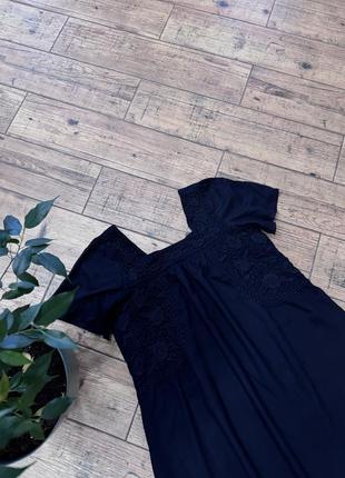 Черное мини платье с черной вышивкой с квадратным вырезом7 фото
