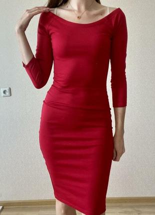 Красное платье футляр с открытыми плечами zara