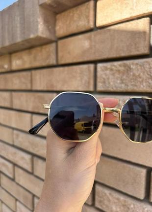 Солнцезащитные очки в золотой оправе6 фото