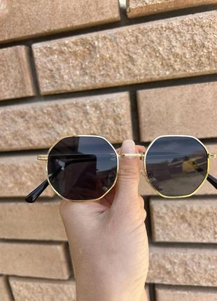Сонцезахисні окуляри в золотій оправі1 фото