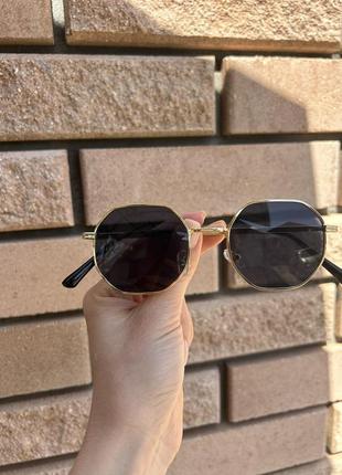 Сонцезахисні окуляри в золотій оправі9 фото