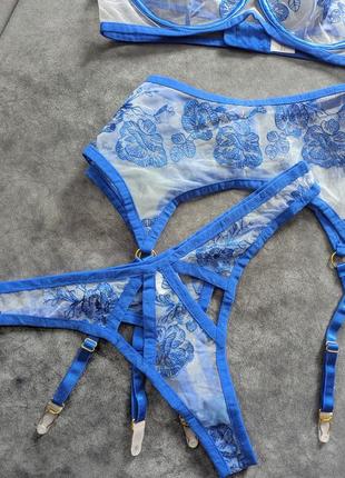 Сексуальный комплект нижнего белья в синем цвете.