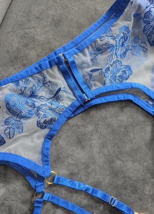 Сексуальный комплект нижнего белья в синем цвете.