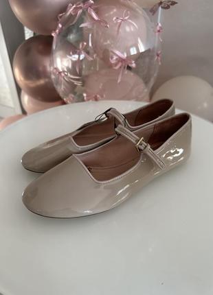 Трендовые лакированные балетки, туфли zara. размер 36-37.