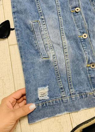 Женская джинсовая удлиненная куртка в размере xs-s с рваными элементами2 фото
