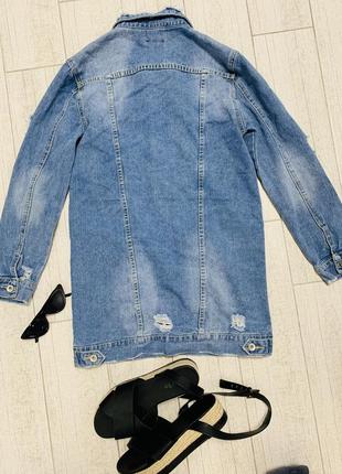 Женская джинсовая удлиненная куртка в размере xs-s с рваными элементами3 фото