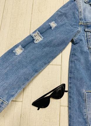 Жіноча джинсова подовжена куртка в розмірі xs-s з рваними елементами6 фото