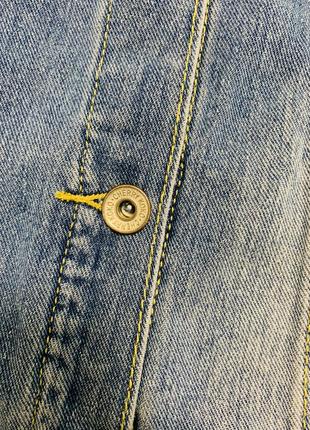 Жіноча джинсова подовжена куртка в розмірі xs-s з рваними елементами4 фото
