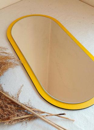 Яркое овальное зеркало в деревянной раме желтого цвета, современное узкое зеркало