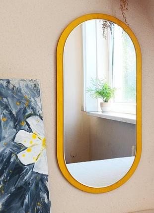 Яркое овальное зеркало в деревянной раме желтого цвета, современное узкое зеркало