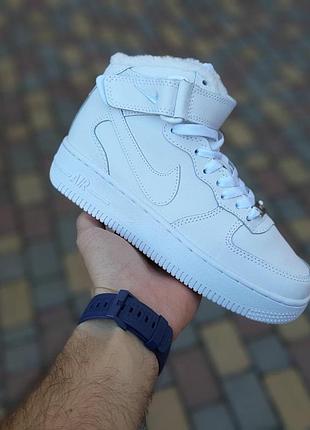 Теплі зимові шкіряні кросівки на хутрі nike force високі білі жіночі зимові кросівки найк форс
