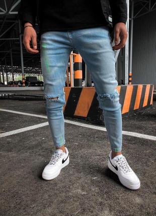 Чоловічі сині класичні завужені джинси з дірками на колінах