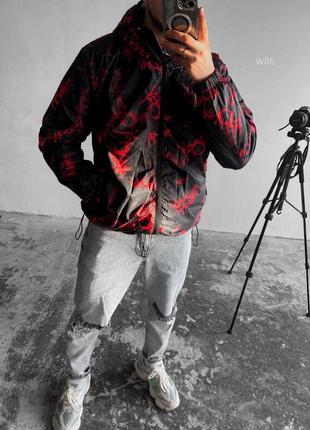 Чоловіча легка весняна куртка вітровка чорна плащівка принт модна літня плащівка на хлопця