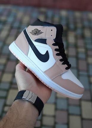 Теплі зимові кросівки на хутрі nike air jordan 1 високі білі з чорним та пудрой  жіночі зимові кросівки