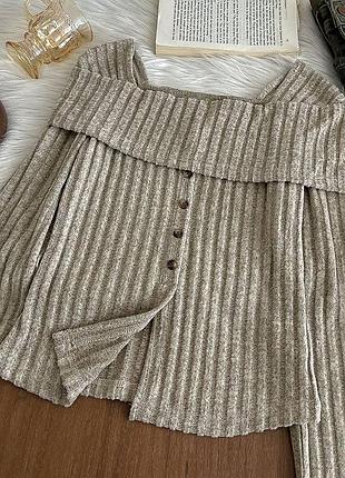 Класний в'язаний пуловер з відкритими плечима