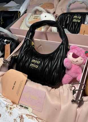 Женская сумкаmiumiu wander matelassé nappa hobo bag black leather