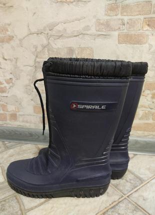 Резиновые сапоги.