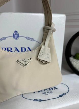 Жіноча сумка re-nylon prada re-edition 2000 mini-bag бежева wb0472 фото