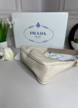 Жіноча сумка re-nylon prada re-edition 2000 mini-bag бежева wb0473 фото