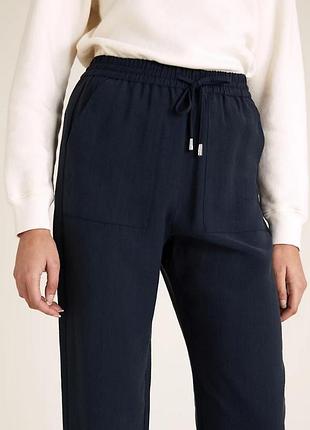 Зауженные брюки на резинке с карманами. размер 20