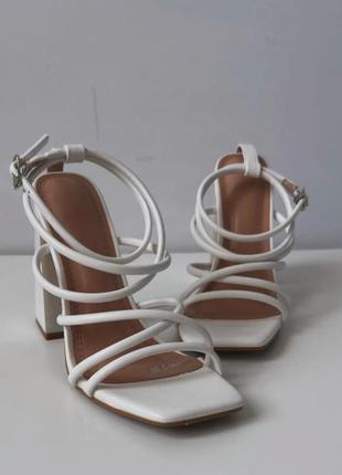 Босоножки на каблуке