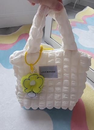 Трендовая вафельная сумка с брелком2 фото
