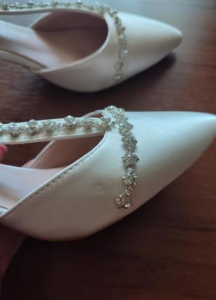 Праздничные свадебные атласные туфли лодочки со стразами на среднем каблуке уценка🔥🔥🔥10 фото