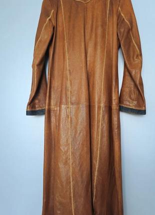 Шикарное коричневое длинное кожаное пальто3 фото