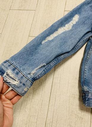 Женская джинсовая куртка с рваными элементами в размере xs-s3 фото