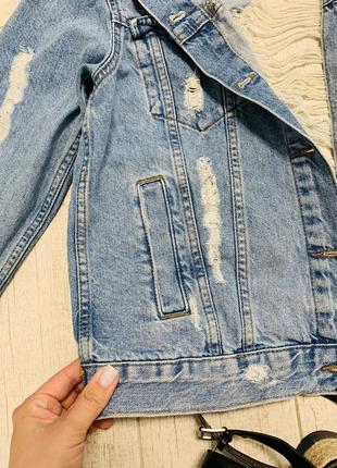 Женская джинсовая куртка с рваными элементами в размере xs-s2 фото