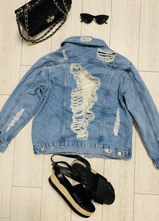 Женская джинсовая куртка с рваными элементами в размере xs-s9 фото