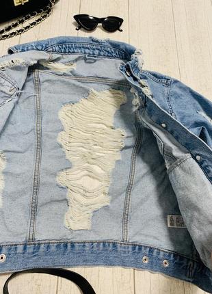 Женская джинсовая куртка с рваными элементами в размере xs-s5 фото