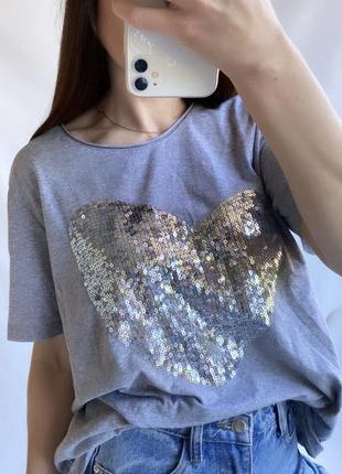Хлопковая женская футболка с принтом сердце в пайетки3 фото