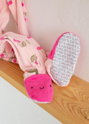 Микрофлисовый человечек "вишни" с антискользящими стопами картерс