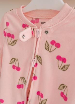 Микрофлисовый человечек "вишни" с антискользящими стопами картерс