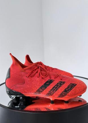 Яркие крутые бутсы adidas predator freak