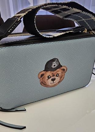 Crossbody сумка на плече блакитного кольору із зображенням ведмедика