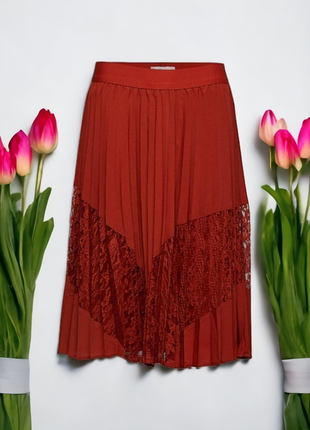 Брендова спідниця minimum з плісированою та мереживною вставкою та гумкою на талії етикетка