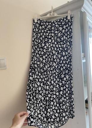 Юбка миди черного цвета в белые цветы вискоза на резинке