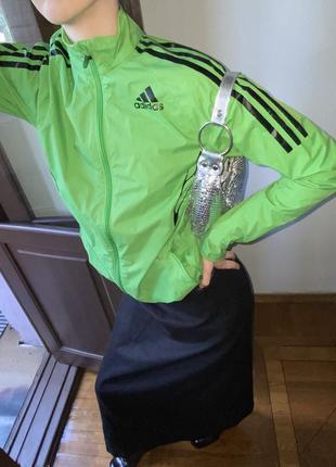 Яркая зеленая ветровка adidas