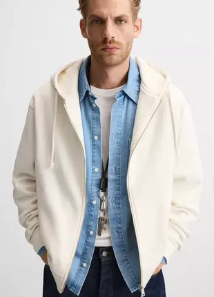 Толстовка утепленная с капюшоном на молнии в молочно-белом цвете zara