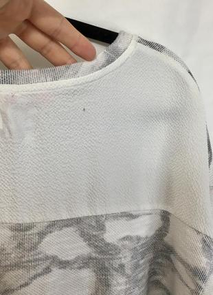 Сірий джемпер з принтом та імітацією сорочки10 фото